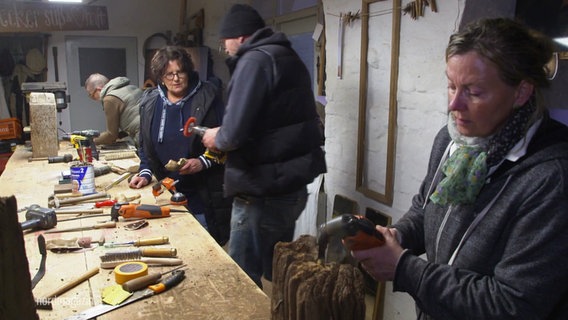 Kunsthandwerks-Gruppe im Kloster Rühn. © Screenshot 