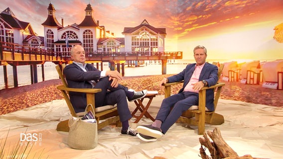 Hubertus Meyer-Burckhardt und Hinnerk Baumgarten sitzen im Studio. © Screenshot 