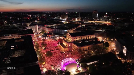 Ein Lichtermeer auf dem Opernplatz in Hannover zum Kirchentag. © Screenshot 