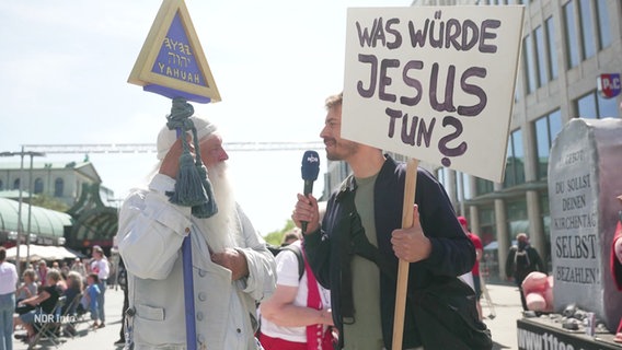 Daniel Bröckerhoff fragt Passanten, was Jesus tun würde. © Screenshot 