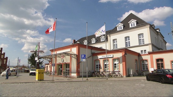 Flaggen wehen vor dem Bahnhof Neubrandenburg © Screenshot 