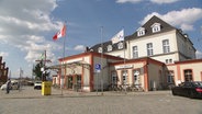 Flaggen wehen vor dem Bahnhof Neubrandenburg © Screenshot 