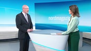 Innenminister Christian Pegel (SPD) im Gespräch mit NDR-Moderatorin Frauke Rauner. © Screenshot 