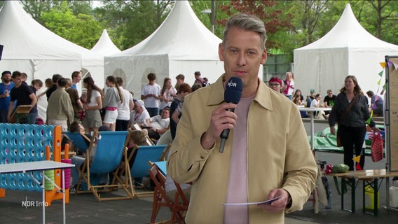 André Schünke moderiert NDR Info 15.00. © Screenshot 