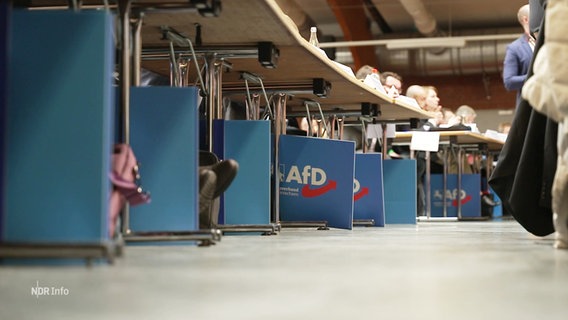 Viele Tischreihen mit AfD-Schildern. © Screenshot 
