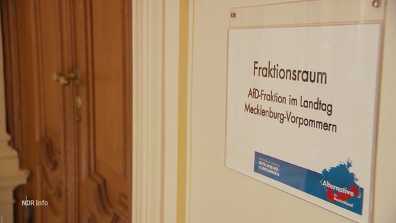 Das Türschild des AfD-Fraktionsraumes in Schwerin. © Screenshot 