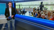 Johannes Jolmes moderiert NDR Info 16.00. © Screenshot 
