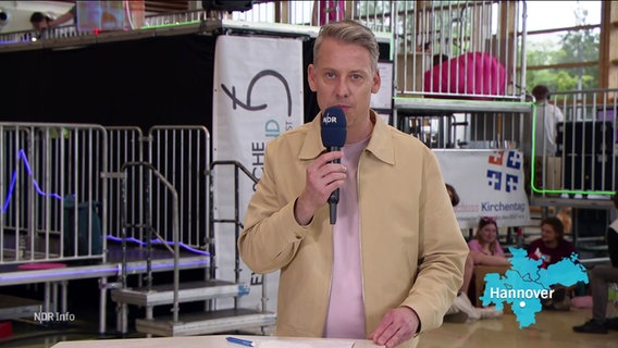 André Schünke moderiert NDR Info 17.00. © Screenshot 