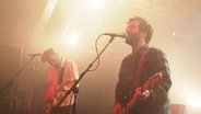 Zwei Mitglieder der Band "Herrenmagazin" auf einer vernebelten Bühne. © Screenshot 