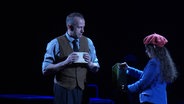 Ein Mann und eine junge Frau auf einer Theaterbühne. © Screenshot 