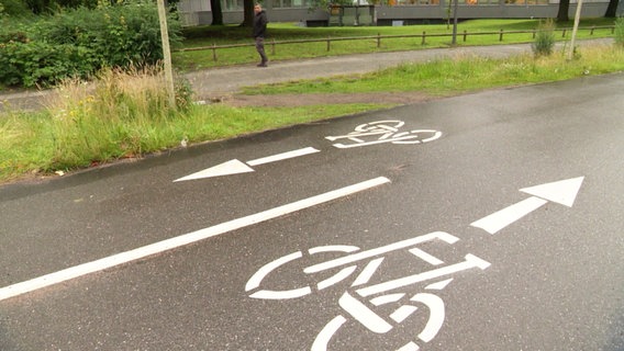 Fahrräder-Zeichen auf Asphalt © Screenshot 