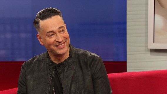 Zauberkünstler Farid auf dem Roten Sofa bei DAS! © Screenshot 