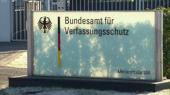 Schild mit der Aufschrift "Bundesamt für Verfassungsschutz". © Screenshot 
