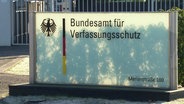 Schild mit der Aufschrift "Bundesamt für Verfassungsschutz". © Screenshot 