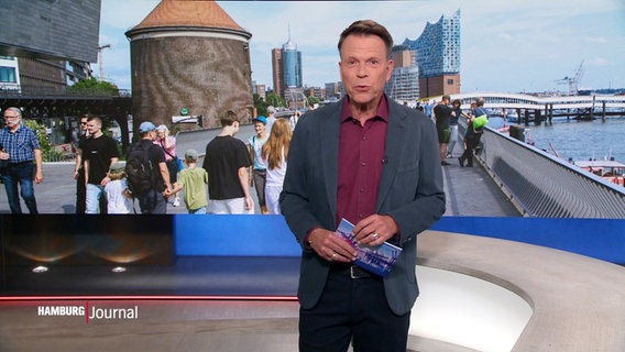 Moderator Ulf Ansorge im Studio des Hamburg Journals. © Screenshot 