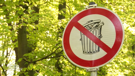 Ein Schild mit einem durchgestrichenen Mülleimer. © Screenshot 