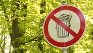 Ein Schild mit einem durchgestrichenen Mülleimer. © Screenshot 