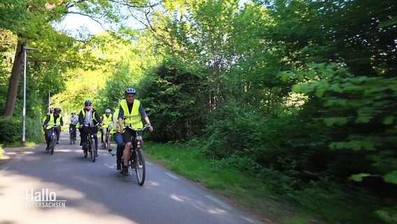 Eine Gruppe Tandemfahrer fährt durch den Wald. © Screenshot 