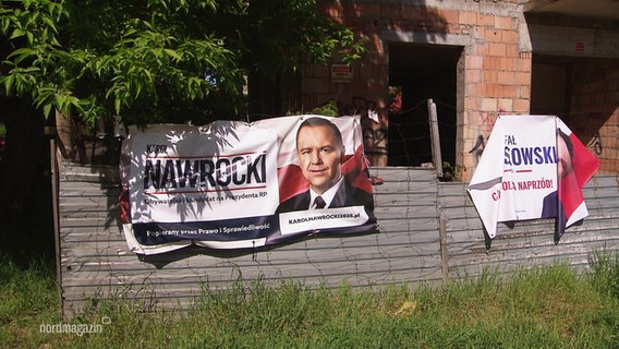 Zwei polnische Wahlplakate hängen an einer Hauswand. © Screenshot 