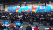 Parteitag der AfD in einer großen Halle. © Screenshot 