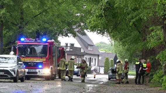 Feuerwehr im Einsatz in einer Straße. © Screenshot 