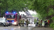 Feuerwehr im Einsatz in einer Straße. © Screenshot 