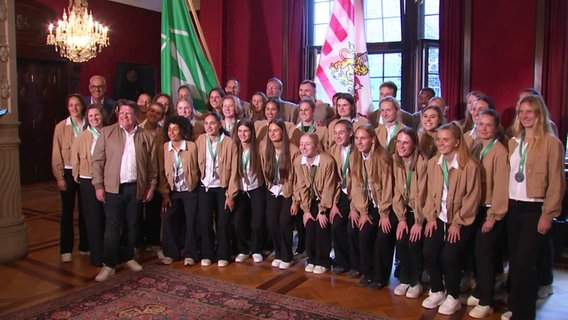 Das Team von Werder Bremen steht als Gruppe im Bremer Rathaus. © Screenshot 