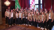 Das Team von Werder Bremen steht als Gruppe im Bremer Rathaus. © Screenshot 