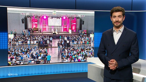 Daniel Anibal Bröckerhoff moderiert NDR Info 21.45. © Screenshot 
