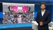 Daniel Anibal Bröckerhoff moderiert NDR Info 21.45. © Screenshot 