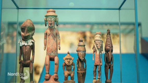 Holz-Skulpturen in der Ozeanien-Ausstellung. © Screenshot 