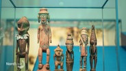 Holz-Skulpturen in der Ozeanien-Ausstellung. © Screenshot 