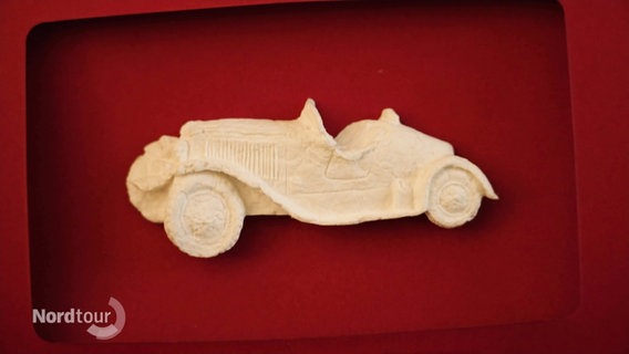 Ein Auto aus Papier-Maché. © Screenshot 