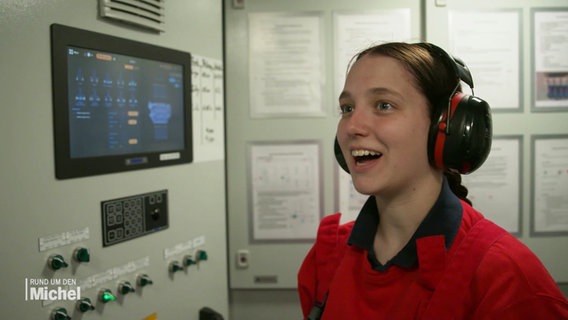 Pauline macht eine Ausbildung auf einem Schlepper. © Screenshot 