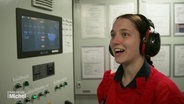 Pauline macht eine Ausbildung auf einem Schlepper. © Screenshot 