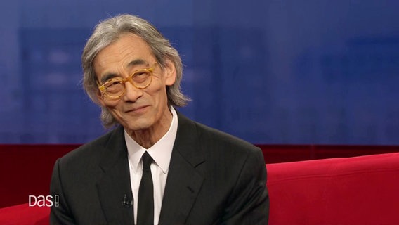 Dirigent Kent Nagano bei DAS! auf dem Roten Sofa am 03.05.2025. © Screenshot 