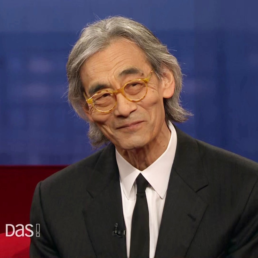 Dirigent Kent Nagano bei DAS! auf dem Roten Sofa am 03.05.2025. © Screenshot 