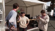 Nachwuchsreporter Jil und Leon von Radio Hitwave interviewen einen Besucher des 39. Evangelischen Kirchentages in Hannover 2025. © Screenshot 