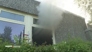 Dichter Rauch steigt aus einem geöffneten Fenster aus. © Screenshot 