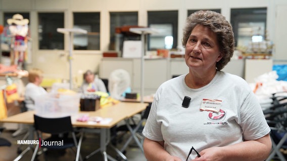 Susanne Huß steht in der Werkstatt. © Screenshot 