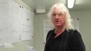 Uwe Schneidereit - genannt Pepsi - im Interview. Ein Mann im Rentenalter, er trägt Zimmermannskleidung. © Screenshot 