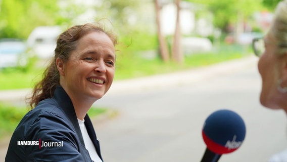 Reporterin Anne Adams ist in Iserbrook unterwegs. © Screenshot 