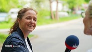 Reporterin Anne Adams ist in Iserbrook unterwegs. © Screenshot 