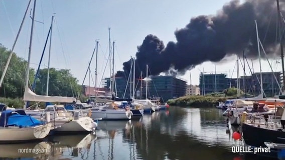 Schwarzer Rauch steigt von einem Gebäude auf. © Screenshot 
