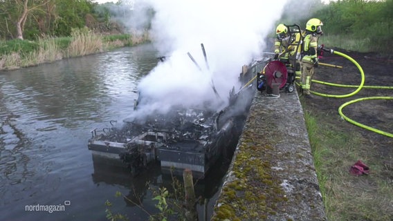 Löscharbeiten an einem Hausboot. © Screenshot 