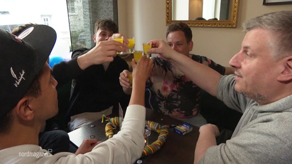 Menschen stoßen in der Bar b sieben an. © Screenshot 
