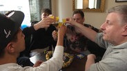 Menschen stoßen in der Bar b sieben an. © Screenshot 