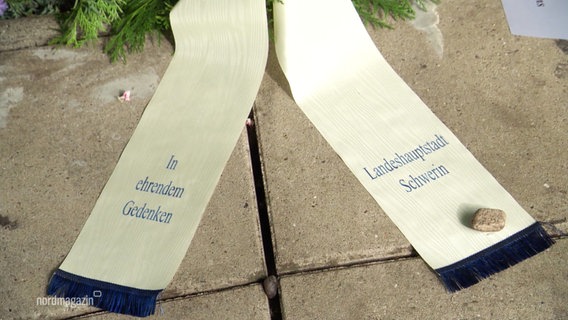 Blumengestecke zum Gedenken an Marianne Grunthal. © Screenshot 