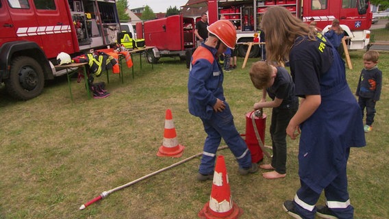 Jugendkräfte der Feuerwehr Kröslin bei einer Übung. © NDR 