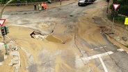 Eine Kreuzung in Hamburg-Eimsbüttel ist nach einem Wasserrohrbruch unterspült und die Fahrbahn abgesackt. © Screenshot 